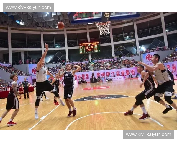 巅峰对决：塔克与刘易斯，谁是篮球场上的王者？